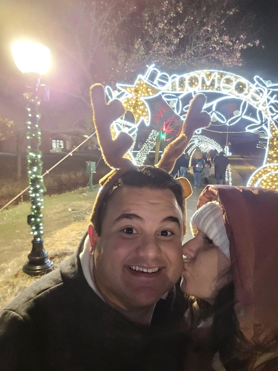 ccarpos's tweet image. Our WINTER WALK kicked off tonight with our official #Bolingbrook Tree Lighting Ceremony. The Winter Walk is NOW OPEN every single day and night for you and your family to enjoy (for free). 

Details: facebook.com/michael4boling…