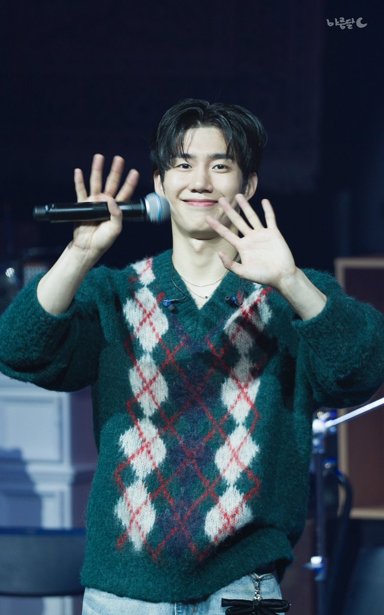 mareumdal7's tweet photo. 241207 콩알탄 연말 미니콘서트
#손우현

안녀엉-🐶 https://t.co/rhiZ1wrN7q