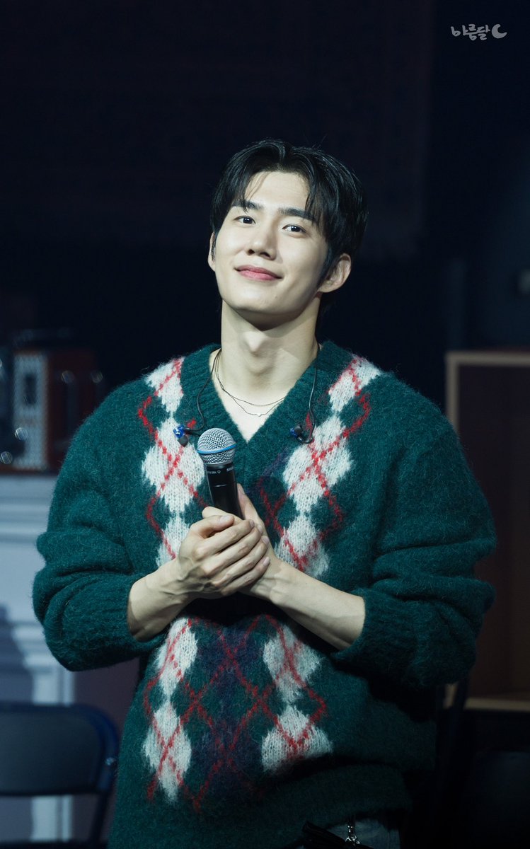 mareumdal7's tweet photo. 241207 콩알탄 연말 미니콘서트
#손우현

안녀엉-🐶 https://t.co/rhiZ1wrN7q