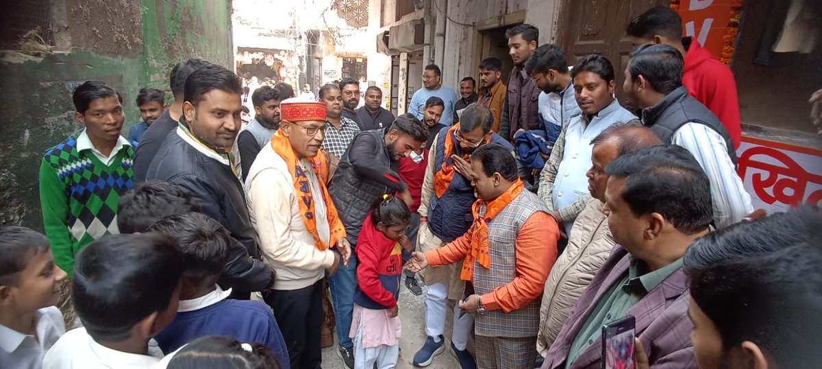 MPAryaBJP's tweet photo. सेवा परमो धर्म:
अपने विधानसभा क्षेत्र 121 नवाबगंज नगर में अभाविप नवाबगंज इकाई के कार्यकर्ताओं द्वारा जरूरतमंद लोगों की सहायता हेतु मानवता की दीवार' बनाई गई जिसका फीता काट कर शुभारम्भ किया एवं जरूरतमंद लोगों को वस्त्र वितरण किये।।
#ABVPForSociety
#ABVPBraj
#SFSBraj https://t.co/4qYQuW0x00