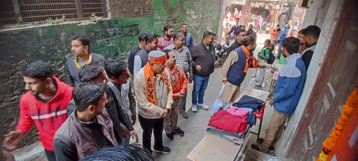 MPAryaBJP's tweet photo. सेवा परमो धर्म:
अपने विधानसभा क्षेत्र 121 नवाबगंज नगर में अभाविप नवाबगंज इकाई के कार्यकर्ताओं द्वारा जरूरतमंद लोगों की सहायता हेतु मानवता की दीवार' बनाई गई जिसका फीता काट कर शुभारम्भ किया एवं जरूरतमंद लोगों को वस्त्र वितरण किये।।
#ABVPForSociety
#ABVPBraj
#SFSBraj https://t.co/4qYQuW0x00