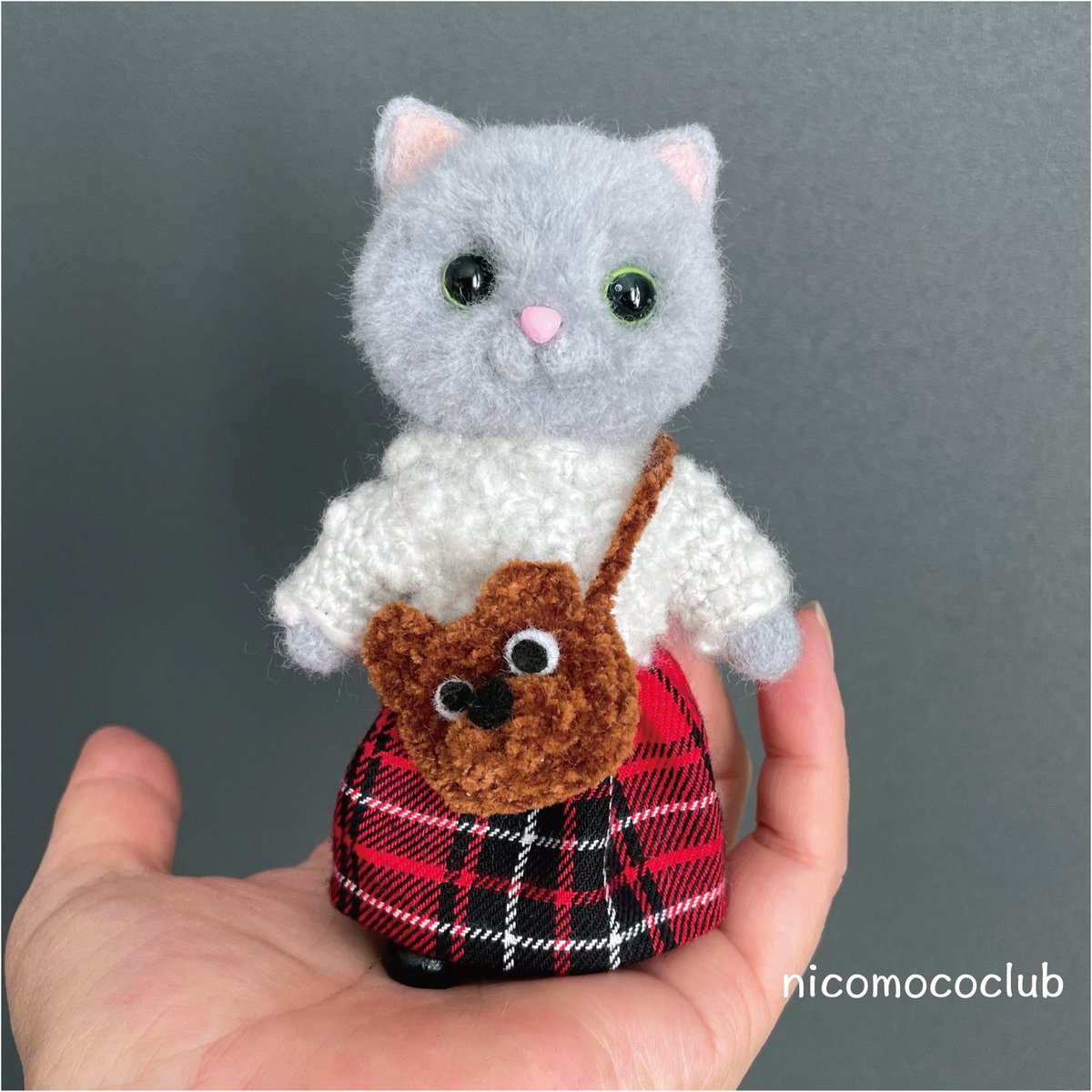 nicomococlub's tweet photo. ふわっとグレー猫、チェックのスカートでお買い物
#グレー猫
#minne 
#ハンドメイド
#羊毛フェルト
#服着た猫 https://t.co/HWgKe9BfT2