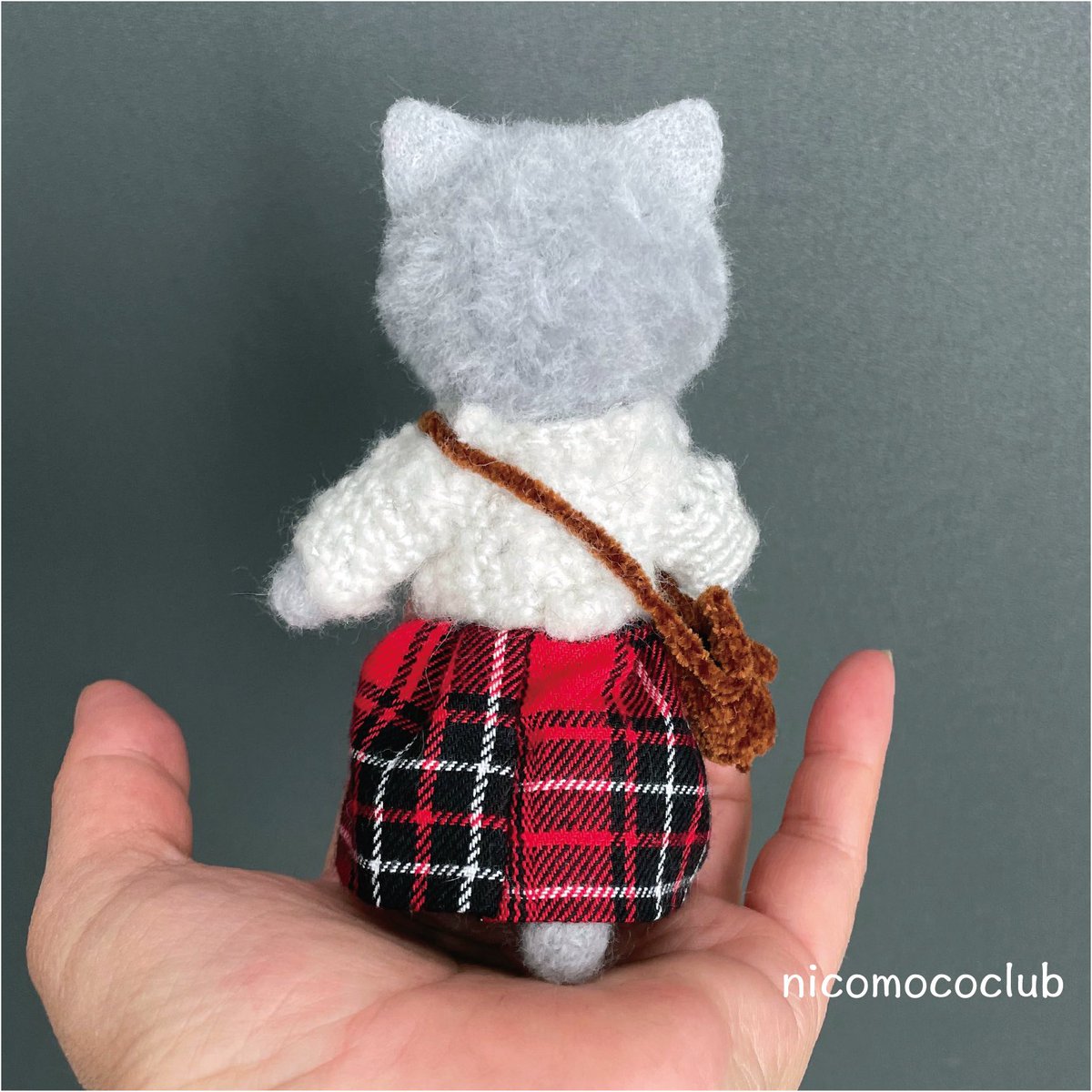 nicomococlub's tweet photo. ふわっとグレー猫、チェックのスカートでお買い物
#グレー猫
#minne 
#ハンドメイド
#羊毛フェルト
#服着た猫 https://t.co/HWgKe9BfT2
