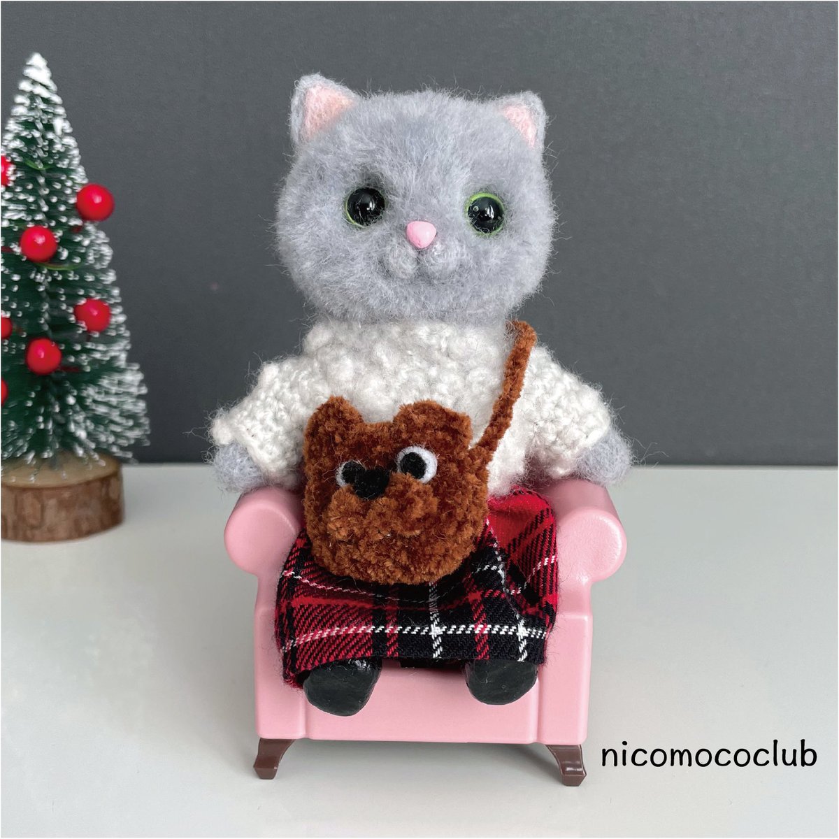 nicomococlub's tweet photo. ふわっとグレー猫、チェックのスカートでお買い物
#グレー猫
#minne 
#ハンドメイド
#羊毛フェルト
#服着た猫 https://t.co/HWgKe9BfT2