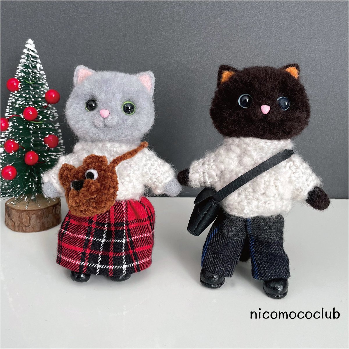 nicomococlub's tweet photo. ふわっとグレー猫、チェックのスカートでお買い物
#グレー猫
#minne 
#ハンドメイド
#羊毛フェルト
#服着た猫 https://t.co/HWgKe9BfT2