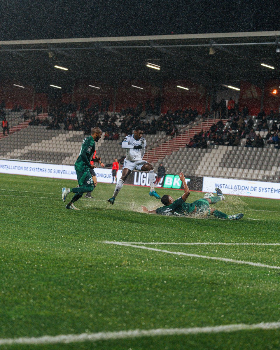 ParisFC's tweet photo. Retour en images sur une victoire 𝐬𝐨𝐮𝐬 𝐥𝐚 𝐩𝐥𝐮𝐢𝐞 𝐛𝐚𝐭𝐭𝐚𝐧𝐭𝐞 ! 🌧️🥶

+3️⃣ points 🫡

🔵⚪️ #CertifiéParis #ACAPFC https://t.co/cLZGUZD5a8