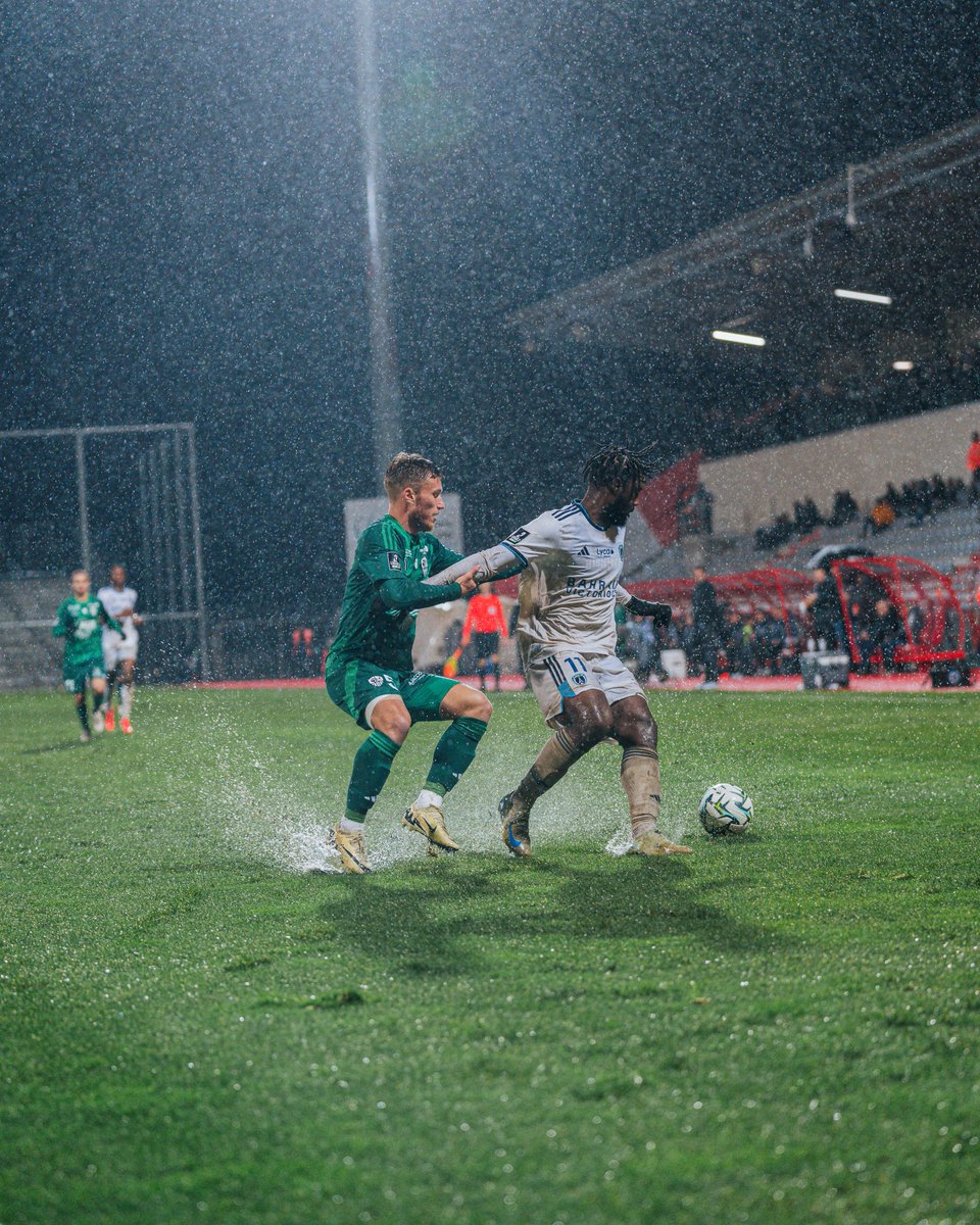 ParisFC's tweet photo. Retour en images sur une victoire 𝐬𝐨𝐮𝐬 𝐥𝐚 𝐩𝐥𝐮𝐢𝐞 𝐛𝐚𝐭𝐭𝐚𝐧𝐭𝐞 ! 🌧️🥶

+3️⃣ points 🫡

🔵⚪️ #CertifiéParis #ACAPFC https://t.co/cLZGUZD5a8