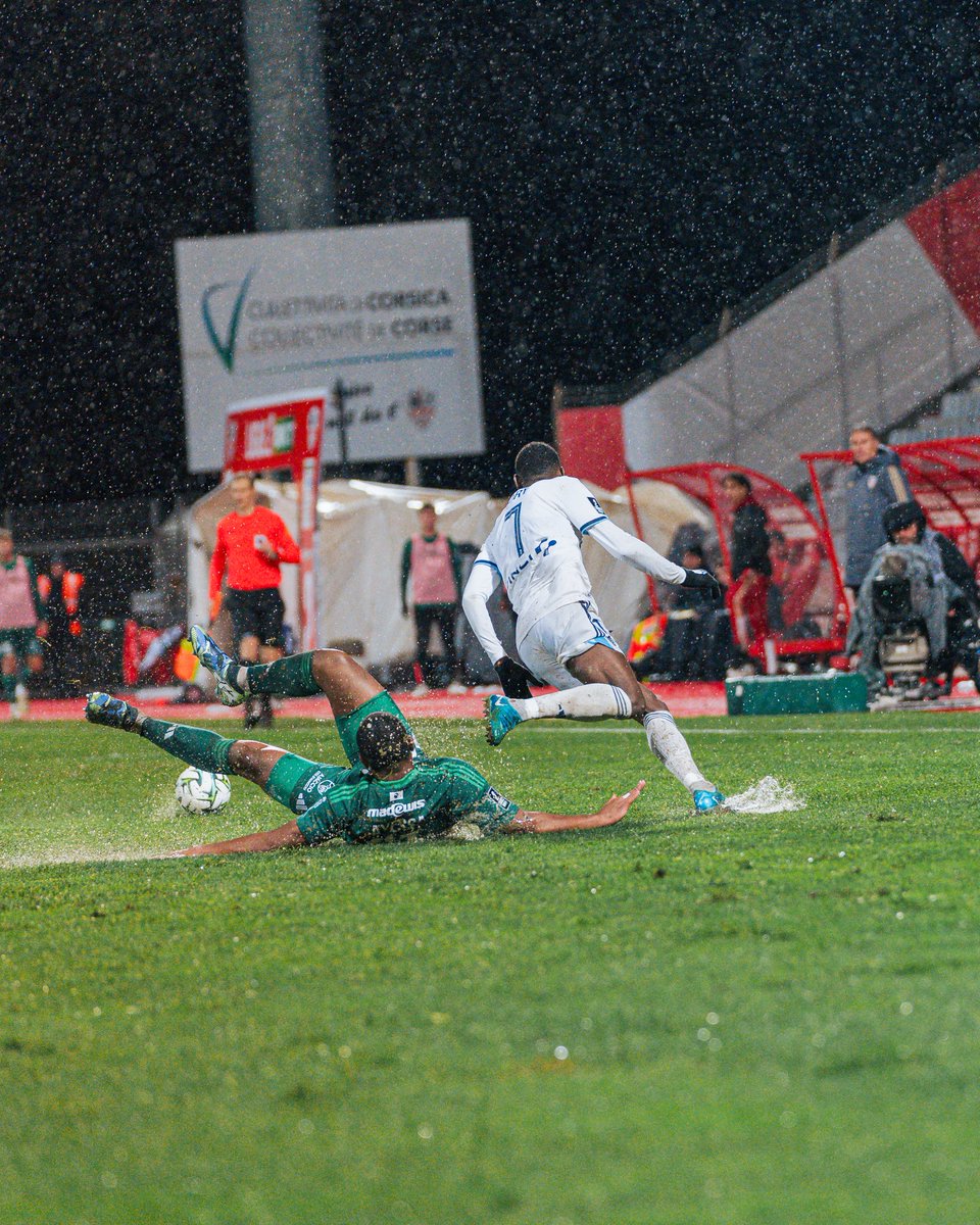 ParisFC's tweet photo. Retour en images sur une victoire 𝐬𝐨𝐮𝐬 𝐥𝐚 𝐩𝐥𝐮𝐢𝐞 𝐛𝐚𝐭𝐭𝐚𝐧𝐭𝐞 ! 🌧️🥶

+3️⃣ points 🫡

🔵⚪️ #CertifiéParis #ACAPFC https://t.co/cLZGUZD5a8