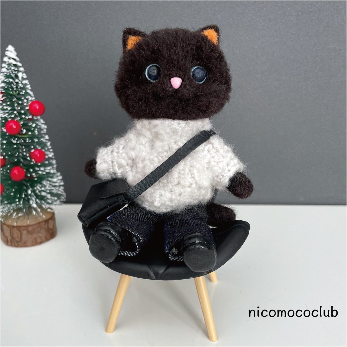nicomococlub's tweet photo. ふわっと黒猫、白いセーターでお出かけ

#黒猫
#minne 
#ハンドメイド
#羊毛フェルト
#服着た猫 https://t.co/aCGozD59zh