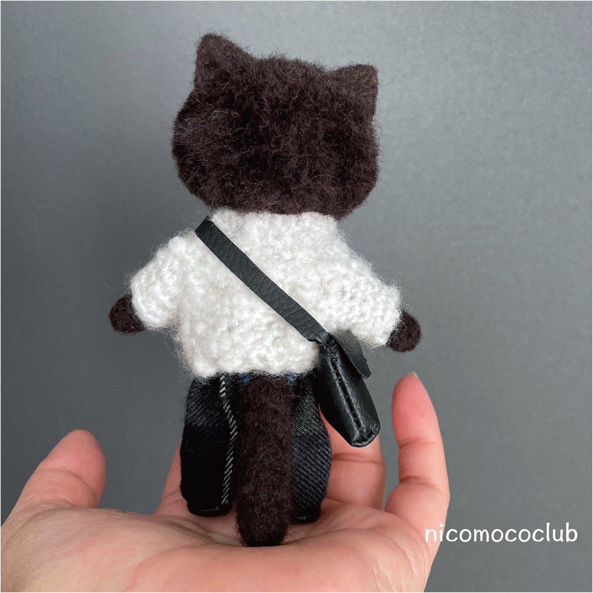nicomococlub's tweet photo. ふわっと黒猫、白いセーターでお出かけ

#黒猫
#minne 
#ハンドメイド
#羊毛フェルト
#服着た猫 https://t.co/aCGozD59zh