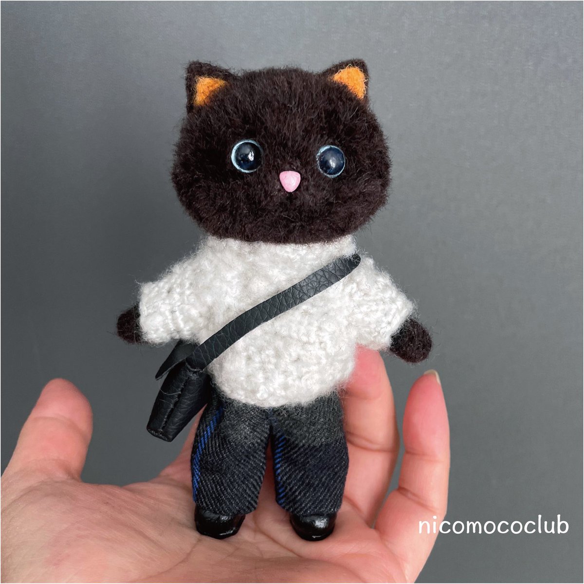 nicomococlub's tweet photo. ふわっと黒猫、白いセーターでお出かけ

#黒猫
#minne 
#ハンドメイド
#羊毛フェルト
#服着た猫 https://t.co/aCGozD59zh