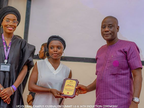 ucj_ui's tweet photo. Mr Sunday Oguntola presenting the winners Sunday Oguntola essay competition.
#campusjournalists #studentjournalists #gcjs #globalcampusjournalismsummit #ucjuigcjsand36thinductionceremony #universityofibadan https://t.co/v8CqnvAsjJ