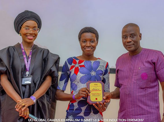 ucj_ui's tweet photo. Mr Sunday Oguntola presenting the winners Sunday Oguntola essay competition.
#campusjournalists #studentjournalists #gcjs #globalcampusjournalismsummit #ucjuigcjsand36thinductionceremony #universityofibadan https://t.co/v8CqnvAsjJ