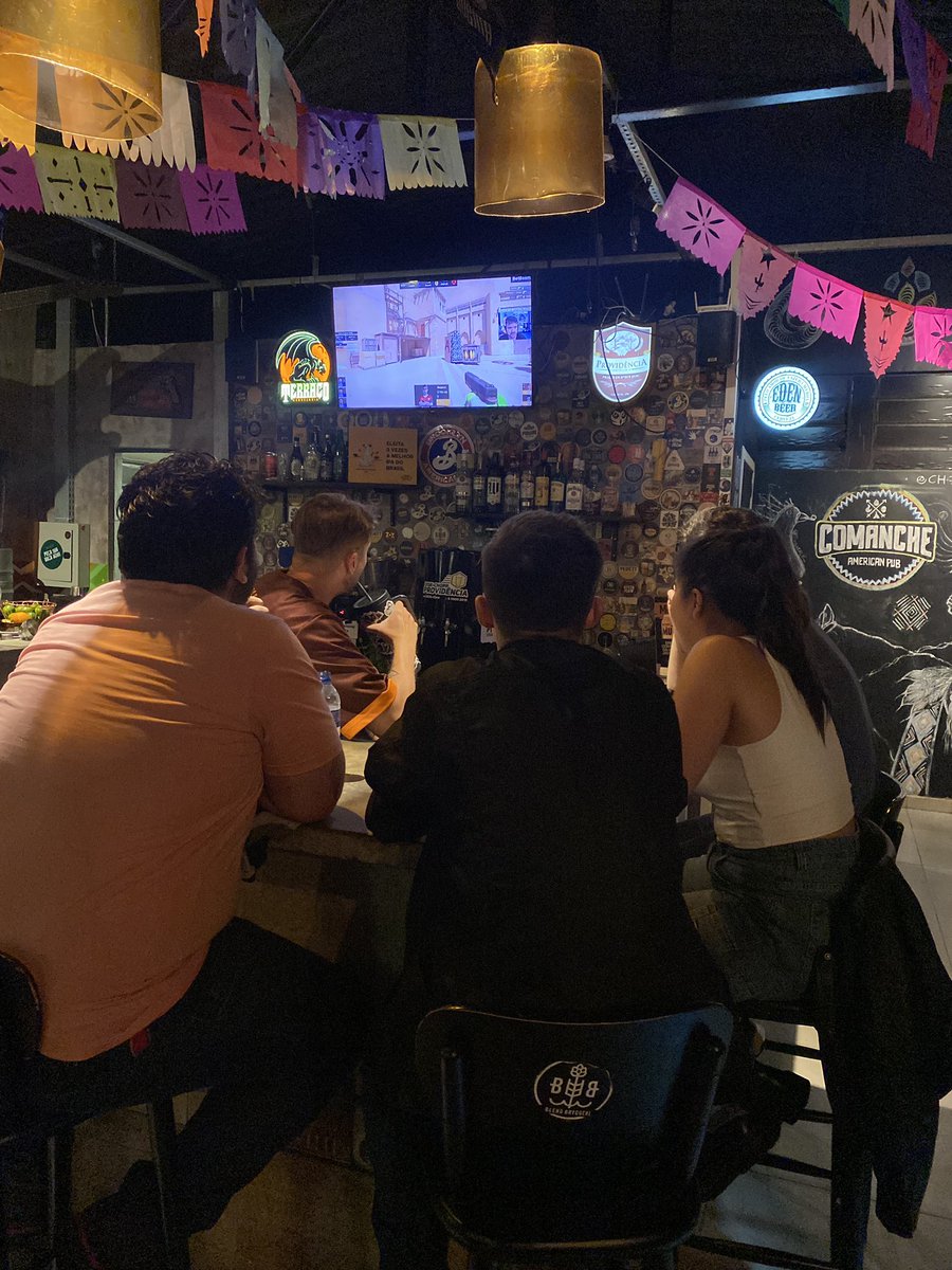 Leossauro_'s tweet photo. Meia noite no bar assistindo major @Gaules https://t.co/mRld1ExEhI