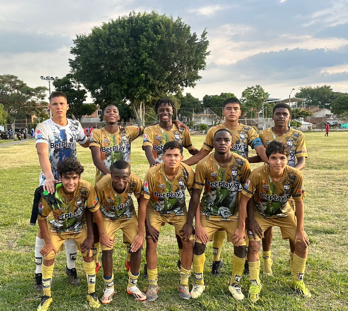 AtleticoFCSA's tweet photo. AtléticoFC ☀️
🏆 #VDivisión
📆 #CuadrangularB
🗓️ #Fecha4
🔝📸 ¡El @atleticofcsa de Cali consiguió una victoria de 3-0 ante Educando Talentos en condición de visitante, en un partido lleno de intensidad y gran nivel futbolístico para los dirigidos por Néstor Moreno! ⚽ https://t.co/dEQLfpyxQW