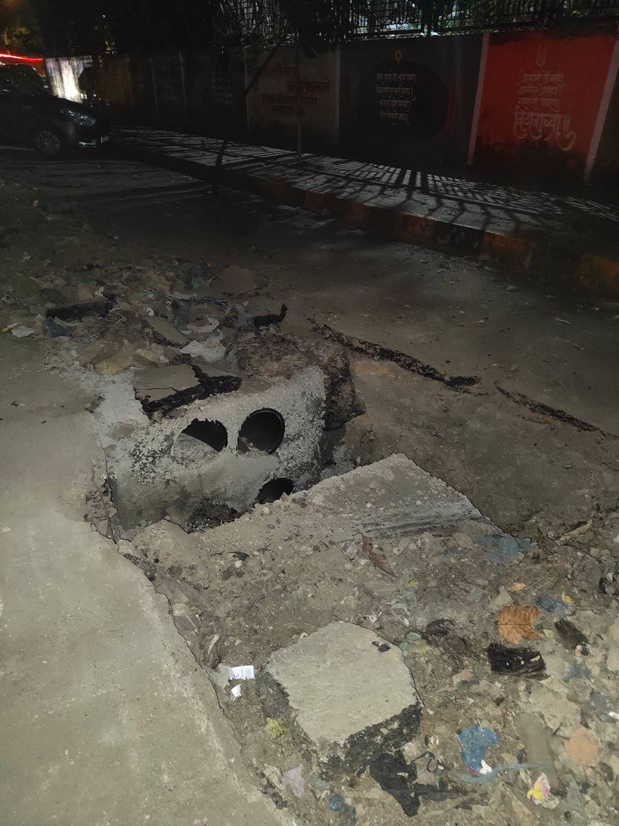 moresojuplij's tweet photo. @mybmc @MMRDAOfficial There is this huge ditch uncovered outside of Brand factory in Mindspace, Malad. There was no street light, and there was no barricade! There were cars parked around it so I thought it was safe to park. Literally got saved when I noticed the ditch at the https://t.co/B4iFmfKkX2