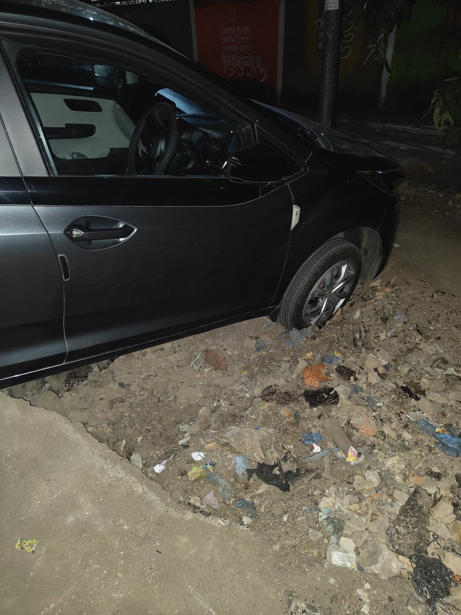 moresojuplij's tweet photo. @mybmc @MMRDAOfficial There is this huge ditch uncovered outside of Brand factory in Mindspace, Malad. There was no street light, and there was no barricade! There were cars parked around it so I thought it was safe to park. Literally got saved when I noticed the ditch at the https://t.co/B4iFmfKkX2