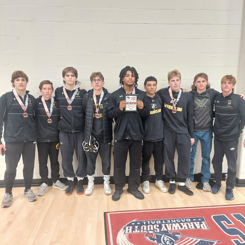 Congratulations to our varsity wrestling team for finishing 2nd overall at the Chip Allyson  Tournament at Parkway South. ⚫️🟡💪