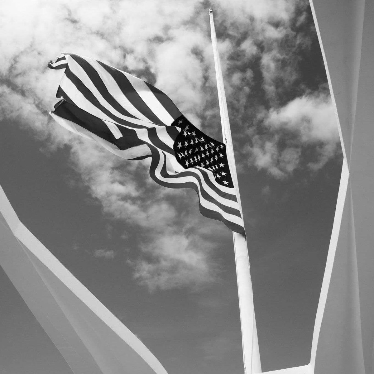 SaltyVet23's tweet photo. December 7, 1941 A date which will live in infamy...
#PearlHarborRemembranceDay https://t.co/K5z0vLWT9C