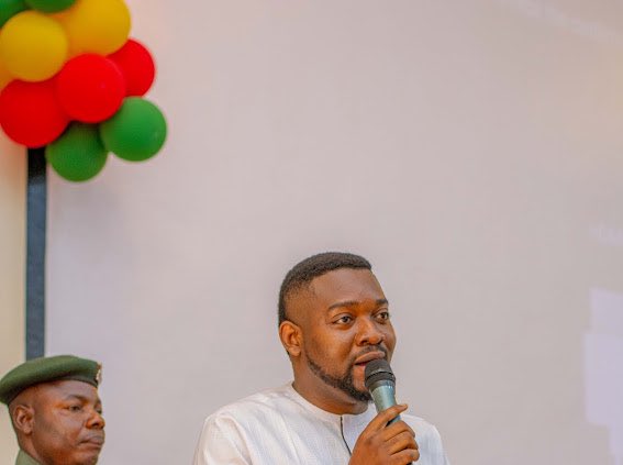 ucj_ui's tweet photo. Amb. Taiwo Ailogwehme MBA presenting the winner of the Amb. Taiwo Ailogwehme Award for Most Energetic Inductee
#campusjournalists #studentjournalists #gcjs #globalcampusjournalismsummit #ucjuigcjsand36thinductionceremony #universityofibadan https://t.co/q9jVJsysQy