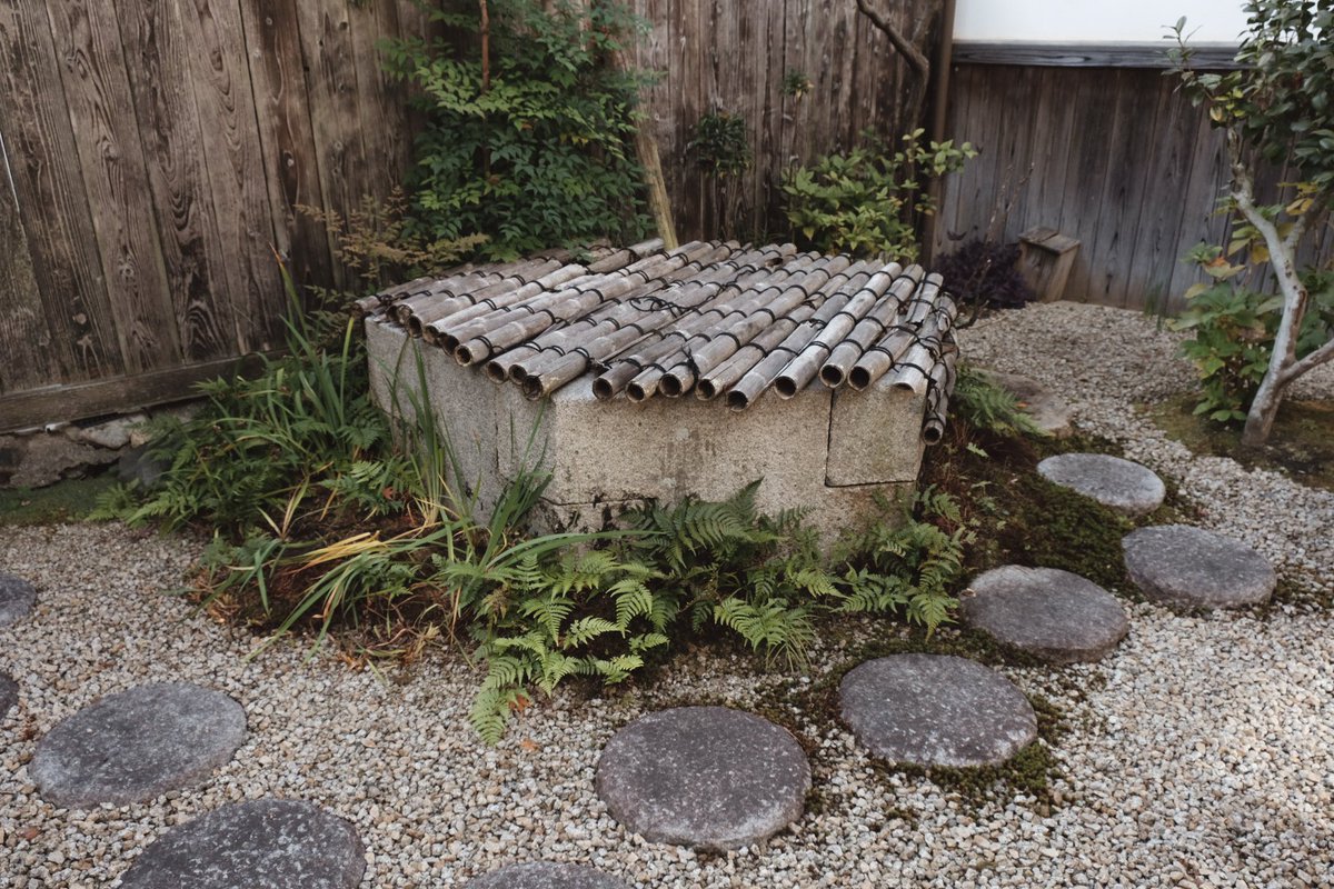 alfi_le's tweet photo. 竹原の街並みにて六角井戸を発見。僕の知る範囲では、このタイプの井戸は瀬戸内地方だと鞆の浦と瀬戸田でしか見たことがない。どちらも北前船の寄港地なのでなんとなくあるんじゃ無いかと思ってたけど、やっぱり竹原にもあったか。 https://t.co/rKt7GvIGxV
