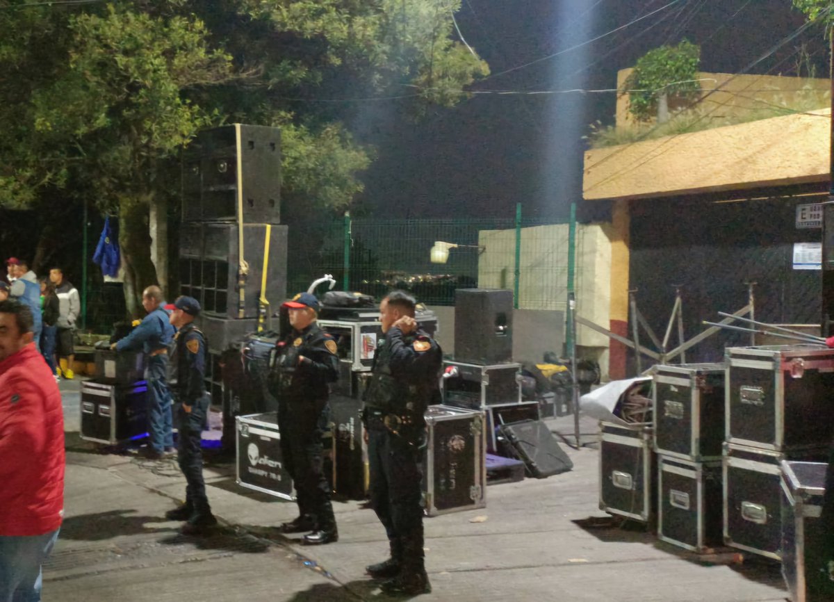 AlcaldiaAO's tweet photo. Atendiendo las quejas vecinales, cancelamos un evento sonidero de gran magnitud en la colonia Puerta Grande.

Con el apoyo de la Policía del sector Santa Fe y de la Alcaldía, aseguramos el orden y la tranquilidad en la zona, reforzando nuestro compromiso con #ComunidadesSeguras. https://t.co/zZbIVrQwcn