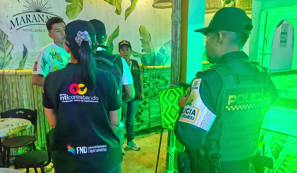 PoliciaDECOR's tweet photo. Con nuestras unidades de @PoliciaAduanera y Rentas Departamentales, realizamos actividades de control en establecimientos abiertos al público de #Lorica. Seguimos contrarrestando el contrabando de licores y la venta ilegal de cigarrillos. #PlanNavidad #FamiliasFelices https://t.co/en4FBfUSds