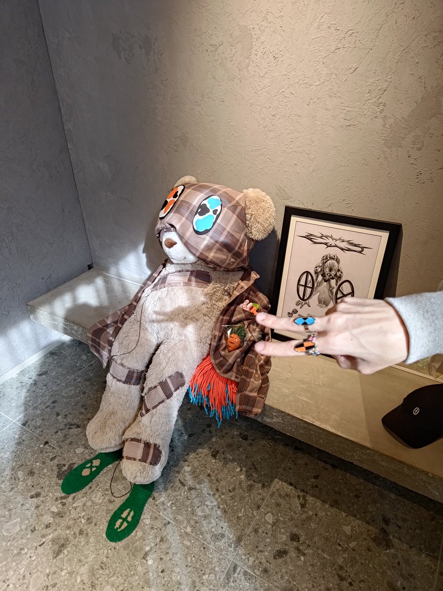 walkaroundtoky0's tweet image. 47Lポップアップめちゃよかった！
小さい頃から観てたタイショウさんと
服に興味持ったきっかけのブランドのデザイナーさんと話せたぜ…！
昨日一昨日で知り合った人に声かけてもらったりしたし
本当に現実の出来事か分からないまま出てきた

めちゃピンボケしてる手がタイショウさんです
#code47L