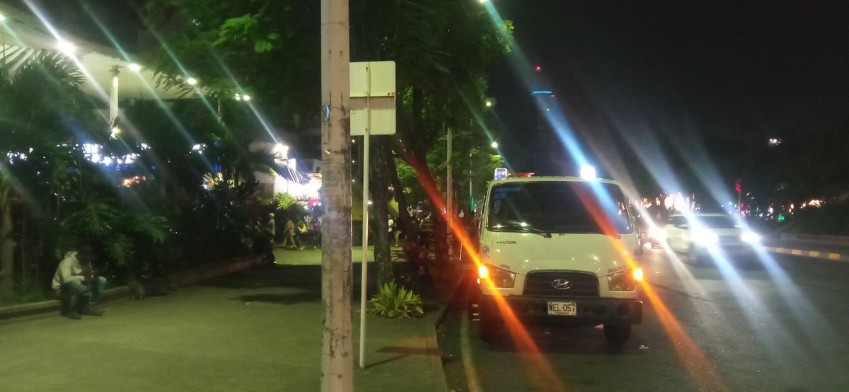 mrsergiomarquez's tweet photo. Grua y agentes de tránsito igualmente ubicados en este momento frente a monumento trompeta de niche @MovilidadCali @MinTransporteCo @AlcaldiaDeCali https://t.co/Z9VZFCQT1F
