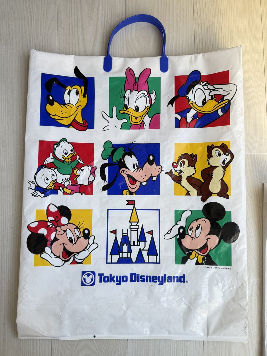 misaupaa's tweet photo. 約30年ほど前のディズニーランドのショッパーが実家で捨てられそうになってたから無事保護🥹💞
マチの部分のアトラクイラストも可愛い🫶🏻 https://t.co/HjMQZyOKcM