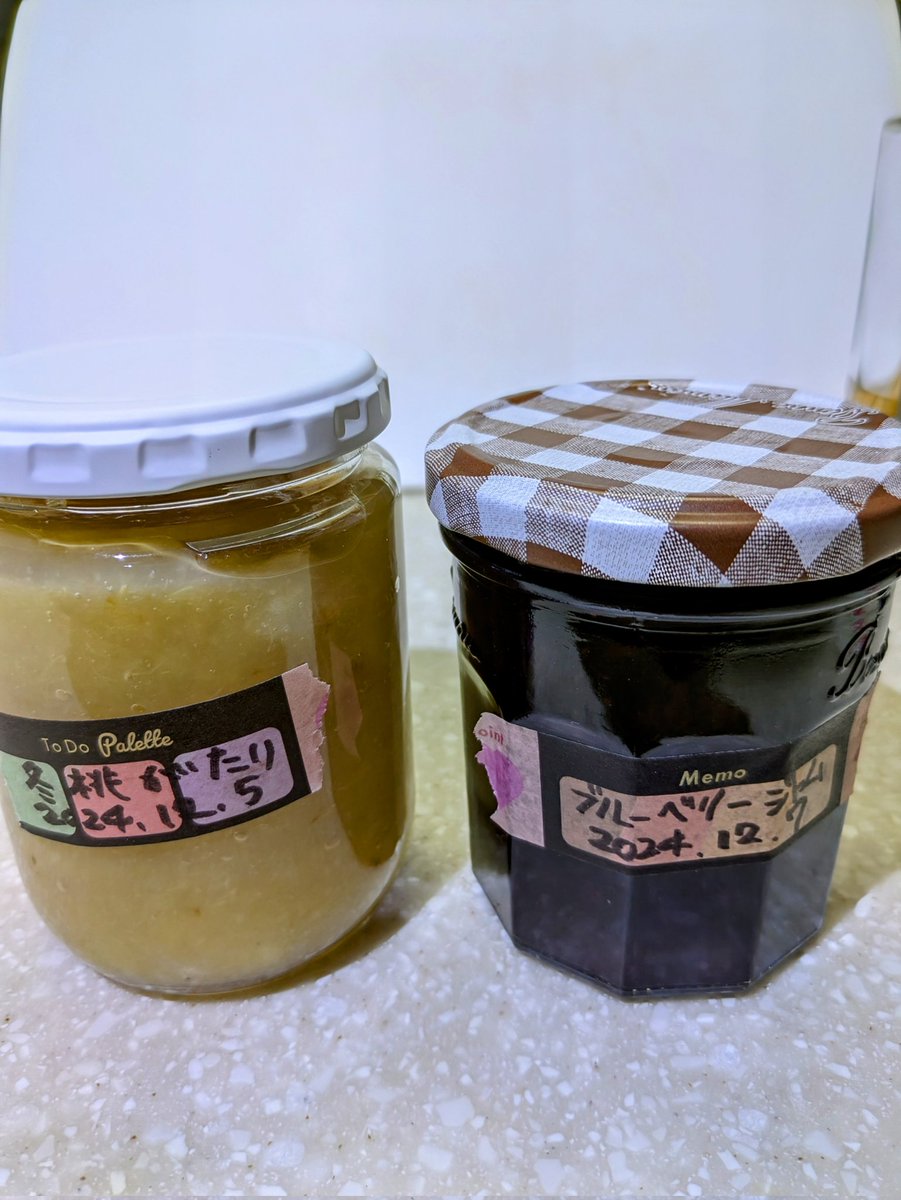 fruits_ozora's tweet photo. 冷凍庫の中を減らすために、妻がブルーベリージャムを作ってくれました。冬桃がたりは糖度が低かったので、同じくジャムにしてくれました。毎日朝食の時にトーストに塗って食べています。ジャムにすると美味しいです。ブルーベリージャムも勿論美味しいです。
#ジャム　#ブルーベリー　#冬桃がたり https://t.co/Jz0xjg98cs