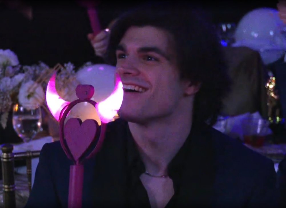 I need someone that looks at me the way Foolish looks at Mrouse performing