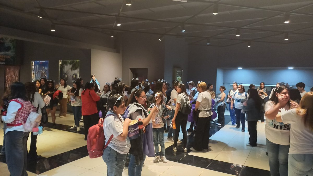 _jiminiecsl's tweet photo. Hoy fui a ver el documental de nam, y las armys tucumanas se mandaron una mega producción, todas tenían binchas de koya, había un nam de cartón, banderas, llevaban algo relacionado a los bts, sala llena, las quieroooooo 💜

#RM #RightPeopleWrongPlace https://t.co/Af6c4TLJQf