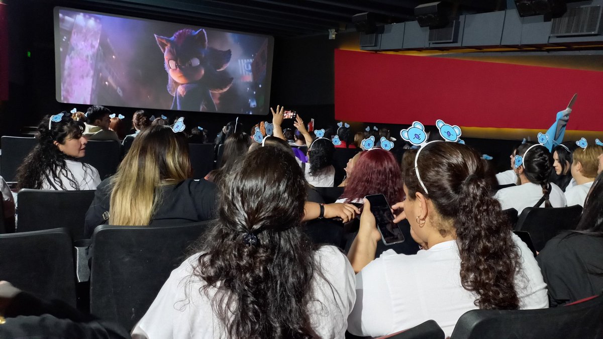 _jiminiecsl's tweet photo. Hoy fui a ver el documental de nam, y las armys tucumanas se mandaron una mega producción, todas tenían binchas de koya, había un nam de cartón, banderas, llevaban algo relacionado a los bts, sala llena, las quieroooooo 💜

#RM #RightPeopleWrongPlace https://t.co/Af6c4TLJQf