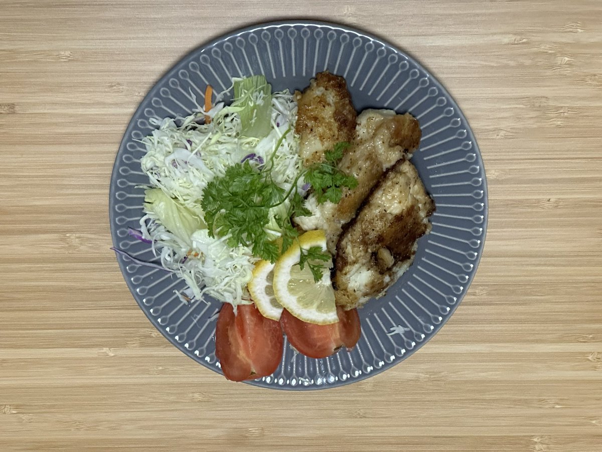 310_yyy's tweet photo. 大黒で釣ったシーバスを風呂場で100均の包丁使って分解してムニエルにした図 https://t.co/YlW9N9uiHO
