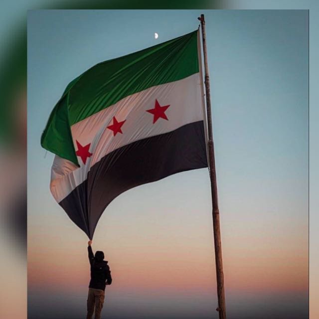 377x7i's tweet photo. بعد 50 عامًا من القهر تحت حكم البعث، و13 عامًا من الإجرام والطغيان والتهجير، وبعد كفاح ونضال طويل ومواجهة كافة أشكال قوى الاحتلال، نعلن اليوم في 8-12-2024 نهاية هذه الحقبة المظلمة وبداية عهد جديد لسوريا.

#إدارة_العمليات_العسكرية 
#ردع_العدوان 💚🤍🖤 https://t.co/khmqESQGyL
