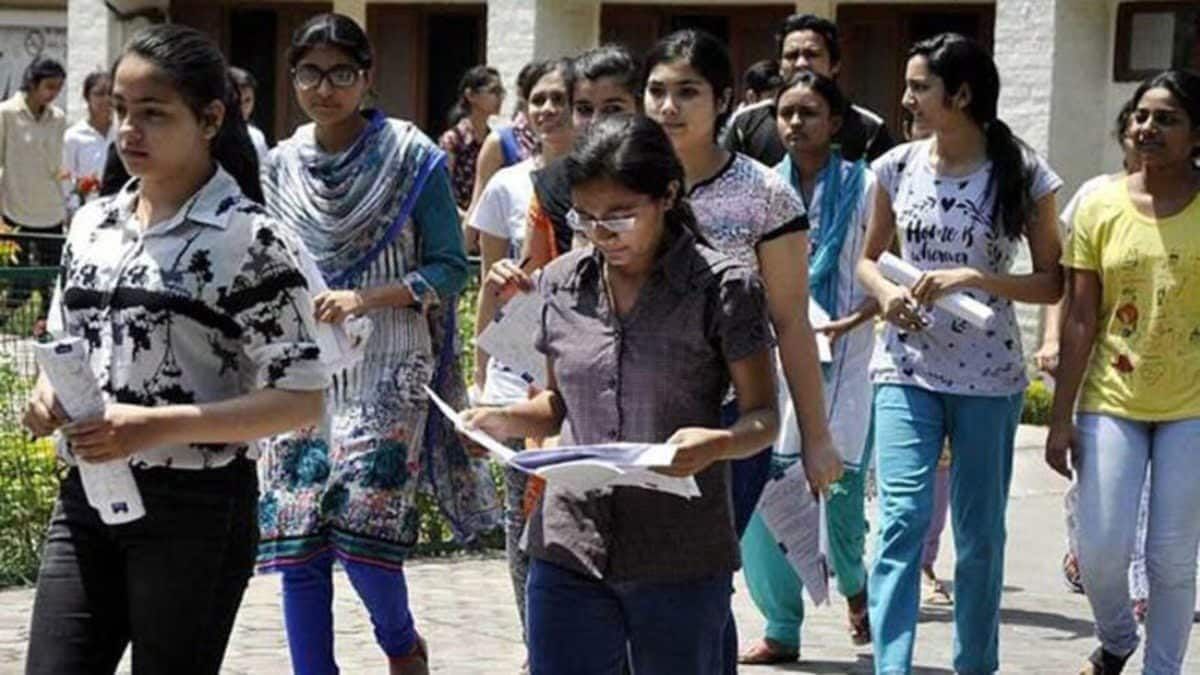 careers360's tweet image. CLAT 2025 Toppers: 2 male candidates secure AIR 1 in UG with 99.997 percentile, female tops PG exam
#CLAT2025
#CLAT2025result
#CLATtoppers2025
#CLAT2025toppers
buff.ly/3Vsu0XU