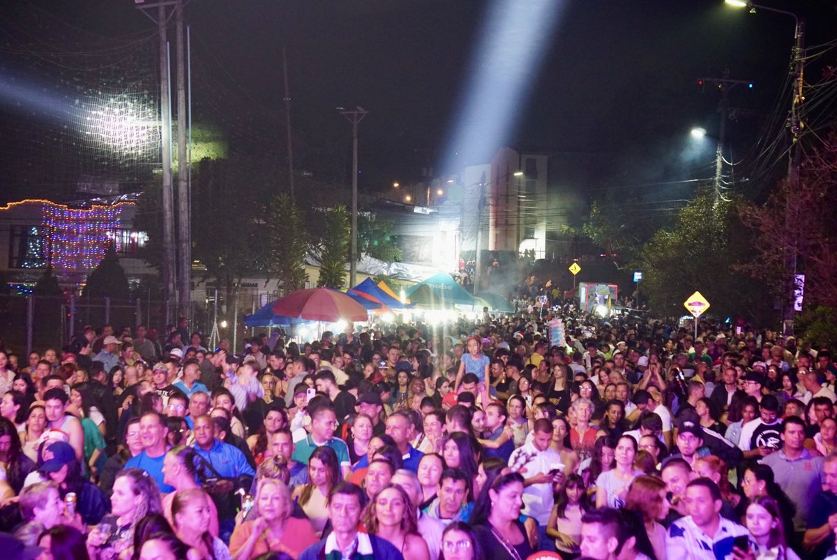 Junto a mi familia, compartí momentos inolvidables con los armenios en el Festival de Estrellas y #Faroles. Una noche mágica llena de luces, música y alegría, donde disfruté de la #VerbenaNavideña.