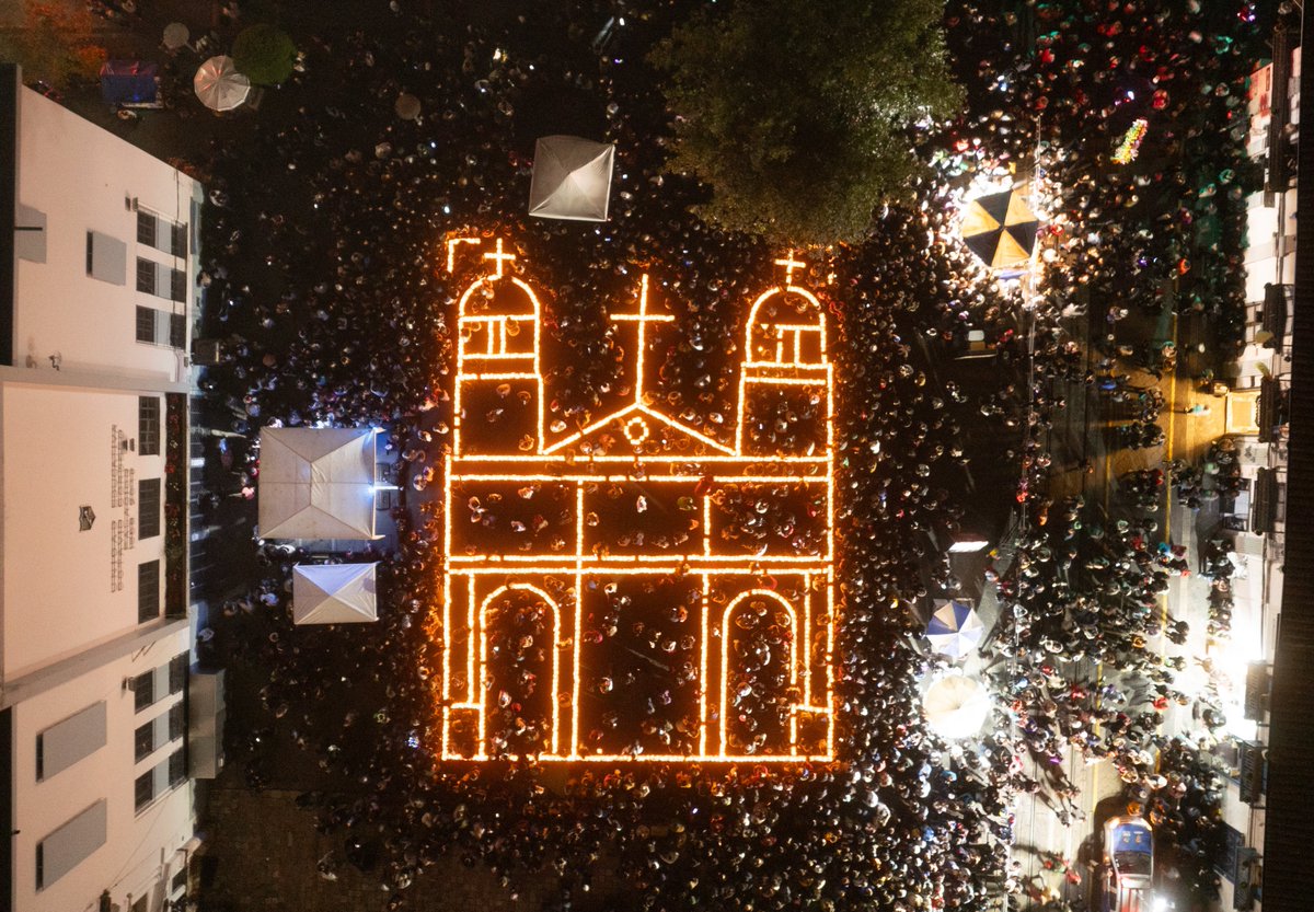 czamoramatute's tweet photo. ¡Un Centro Histórico #REPLETO! Definitivamente, #LaNavidadEsEnCuenca ❤️💛🎅
✨El corazón de la ciudad se #iluminó en el #ParqueCalderón con mapping, luces, serenatas desde los balcones y shows artísticos.
😱 ¡Y eso no es todo! Hoy, #Cuenca se llenó de magia con más de 6,000 #faroles encendidos en la plaza de Santo Domingo en honor a la #VirgenMorenica.🕯️
¡Vengan todos, toditos, todos! 🫶 No te quieres perder del #DestinoNavideño del Ecuador 🇪🇨