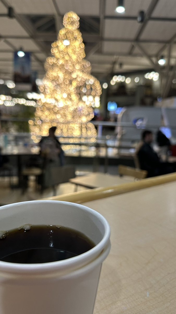 等飯店 只好在機場喝一杯咖啡 整路沒睡真的很煎熬