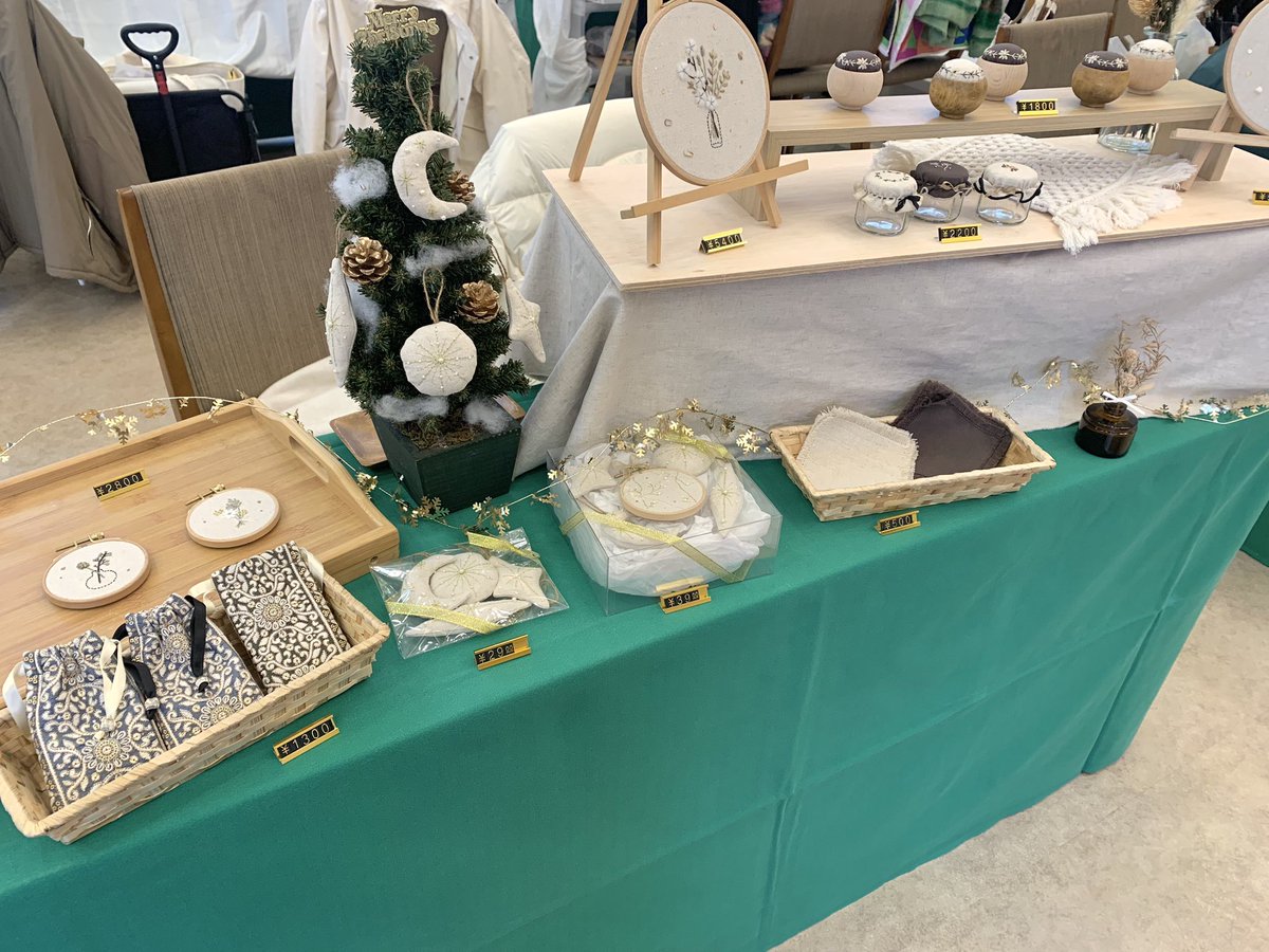 Laffiy_1's tweet photo. Christmas Market -the gran suite-

イベント開催中です🎄

イベント限定商品『インド刺繍リボンの巾着』も販売しております！

上越市のネイルサロン SOUさんとのコラボ
ネイルオイル×巾着のコフレも販売中です✨

週末のお出かけにぜひお越しください🎅🏻 https://t.co/x9lMrEqTtd