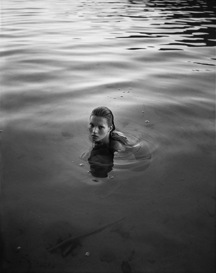 hoersace's tweet photo. kate moss by mario sorrenti, 1991 https://t.co/5QqPjKxvv3