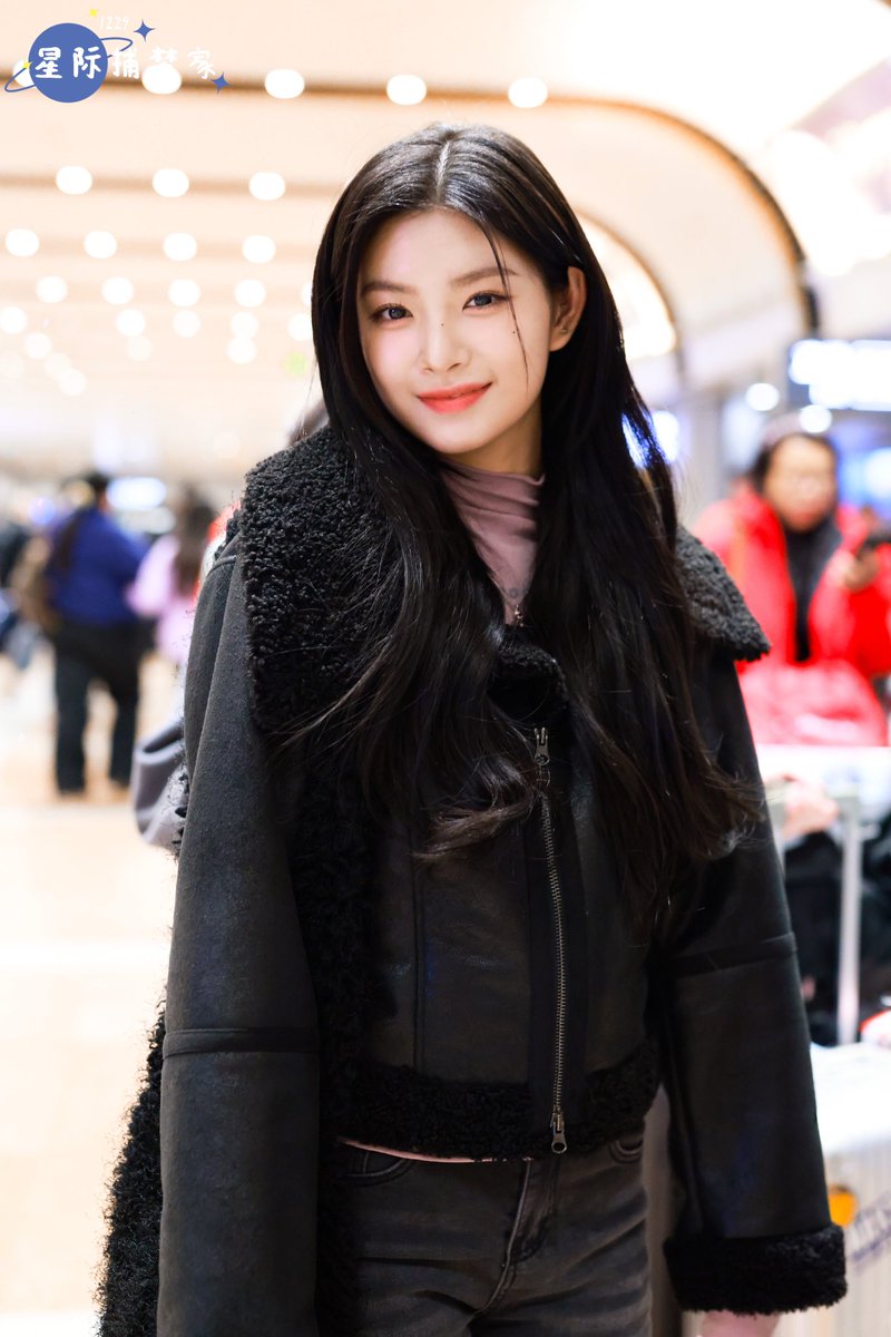 20001229yr's tweet photo. 241208 pek 도착

 #에버글로우 #왕이런 #이런 #王怡人 https://t.co/fJvW240QpB