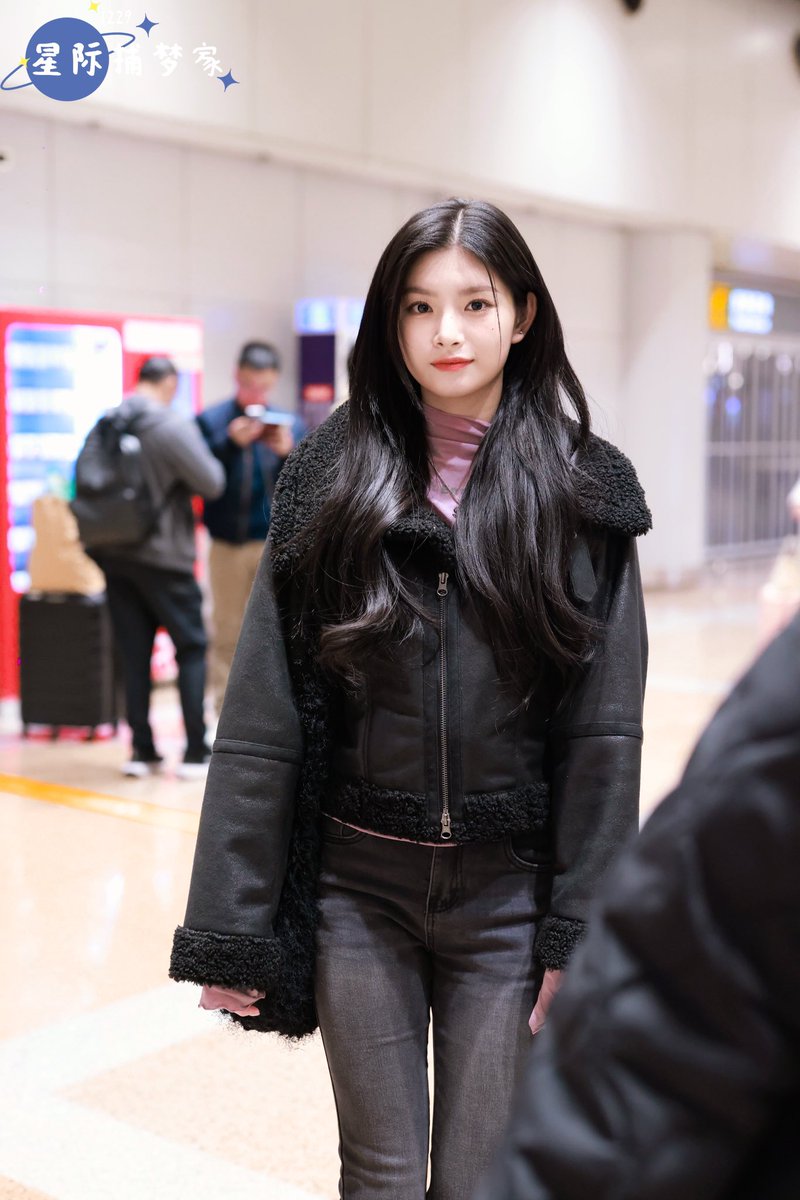 20001229yr's tweet photo. 241208 pek 도착

 #에버글로우 #왕이런 #이런 #王怡人 https://t.co/fJvW240QpB
