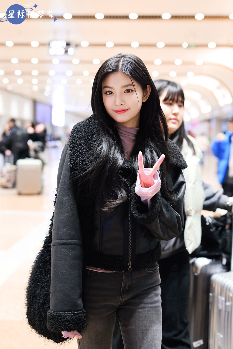 20001229yr's tweet photo. 241208 pek 도착

 #에버글로우 #왕이런 #이런 #王怡人 https://t.co/fJvW240QpB