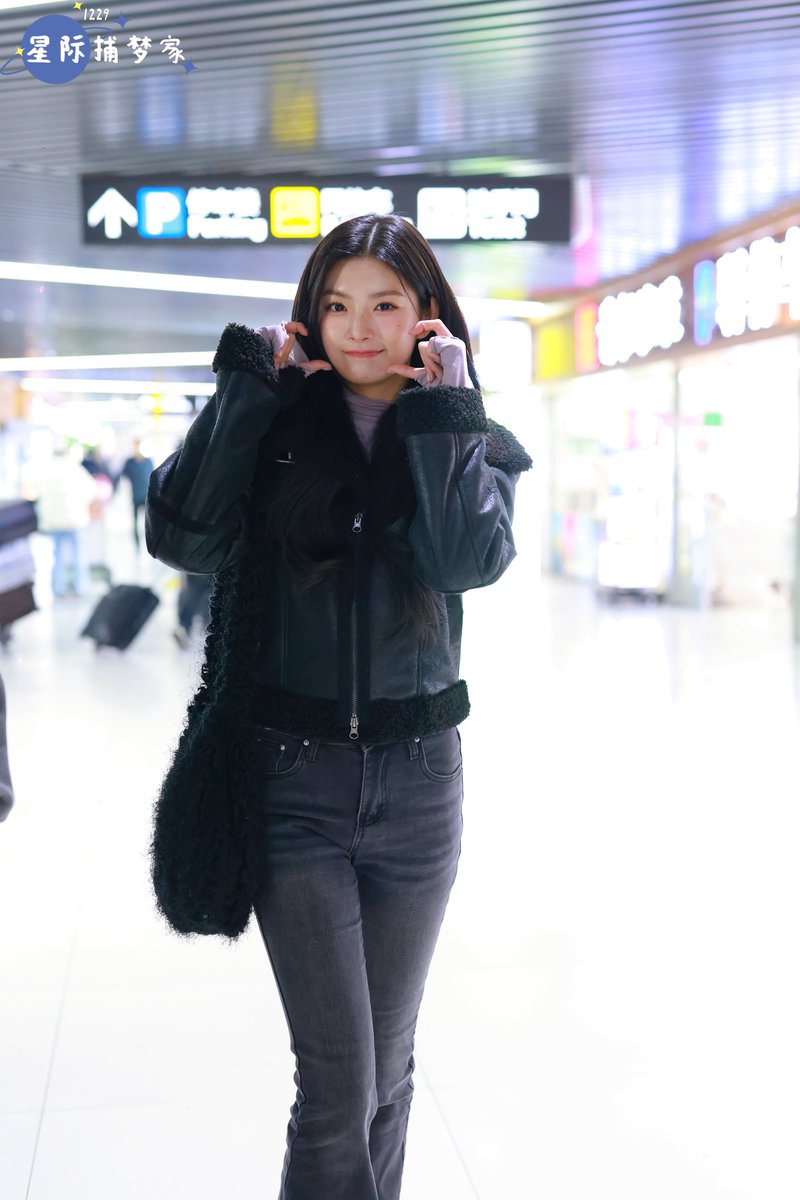 20001229yr's tweet photo. 241208 pek 도착

 #에버글로우 #왕이런 #이런 #王怡人 https://t.co/fJvW240QpB