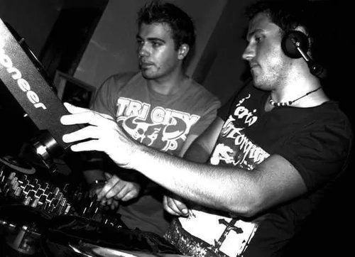 eventfloHQ's tweet image. eventflo isn’t just another corporate suit in the tech game.

It’s got heart, and that heart belongs to @markmiddo and @CoreyTopp.

These two met out partying at 19, barely old enough to celebrate with a drink.

They didn’t just DJ and play music; they started organizing events,…