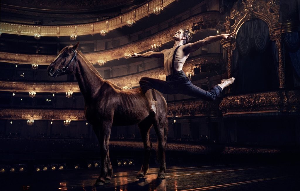 "El amor y la esperanza son las cosas más importantes en el arte. Son los que hacen posible creer en el mañana, en su propia fuerza y pueden salvar al mundo”. Yuri Smekalove, primer bailarín y coreógrafo ruso.

📷: Morgan Norman/Vogue Rusia.