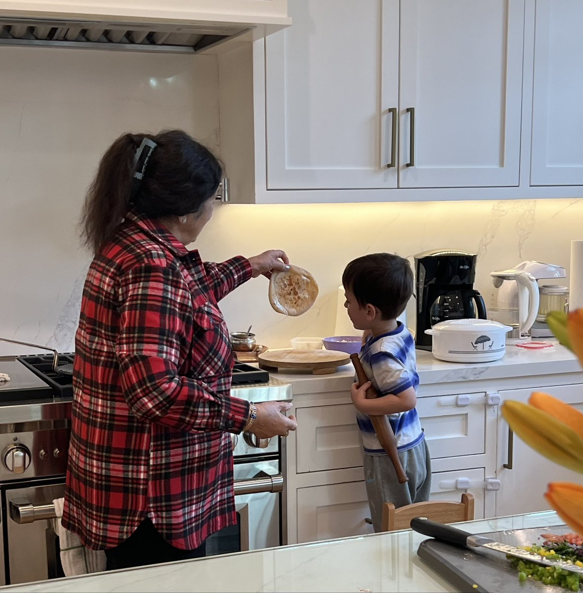 realpreityzinta's tweet image. The best things in life are free 💕 Like the joy of eating this Roti made by nani ma and our youngest chef Jai 😋
Happy Sunday everyone ! 

 #Family #Nanima #weekend #Ting