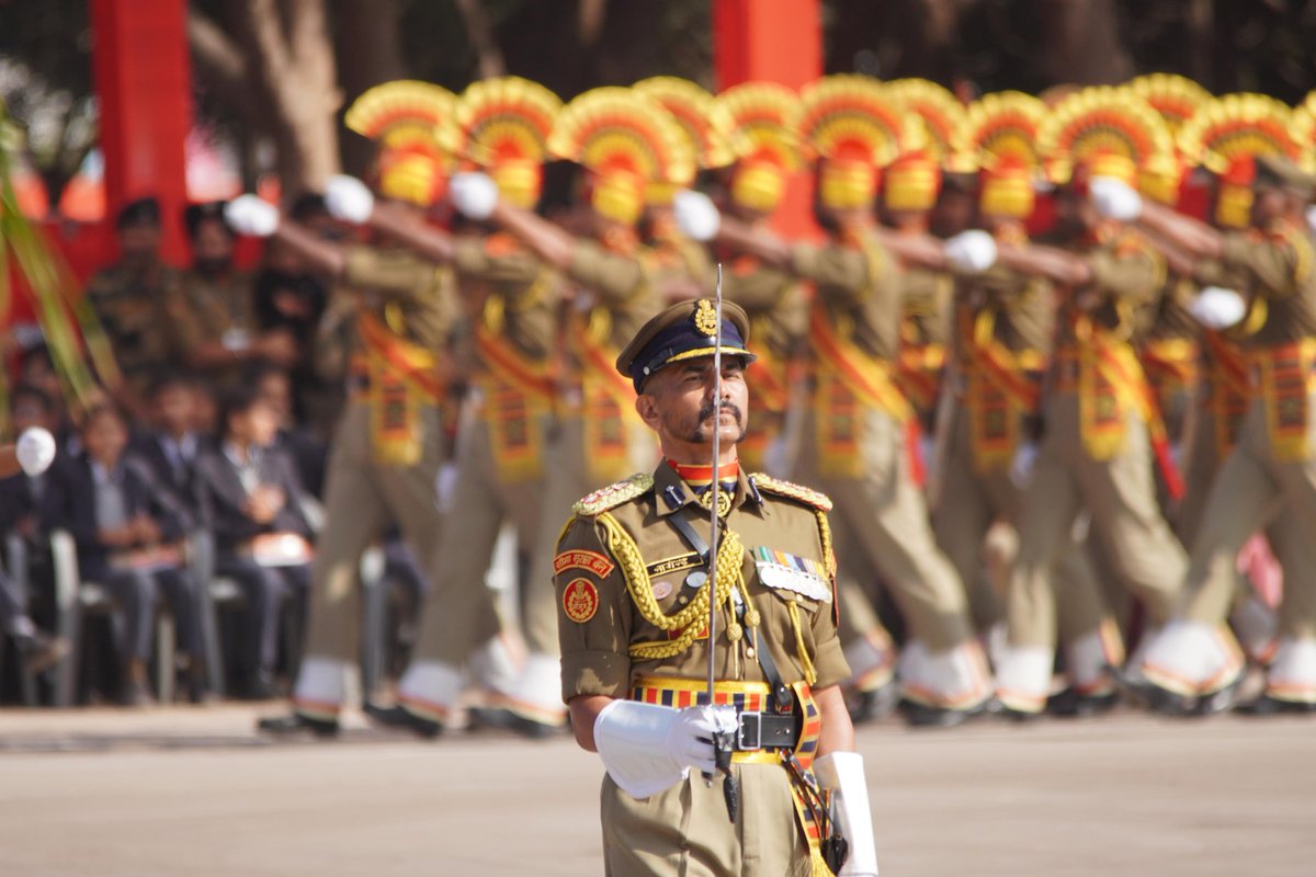 BSF_Rajasthan's tweet photo. मारवाड़ री इण पावन धरा माथे आज सगळा जोधपुरवासी #BSF री इण  ऐतिहासिक  परेड रा गवाह बण रिया है  देश रा गृहमंत्री श्री अमित शाह जी मुख्य अतिथि रे तौर सु इण परेड शोभा बढ़ा रिया है  आप सगळा भी इण भव्य परेड ने  youtube रे इण Link रे जरिये भी देख सको

https://t.co/E1sOH82vG7 https://t.co/8FIs89fQAI
